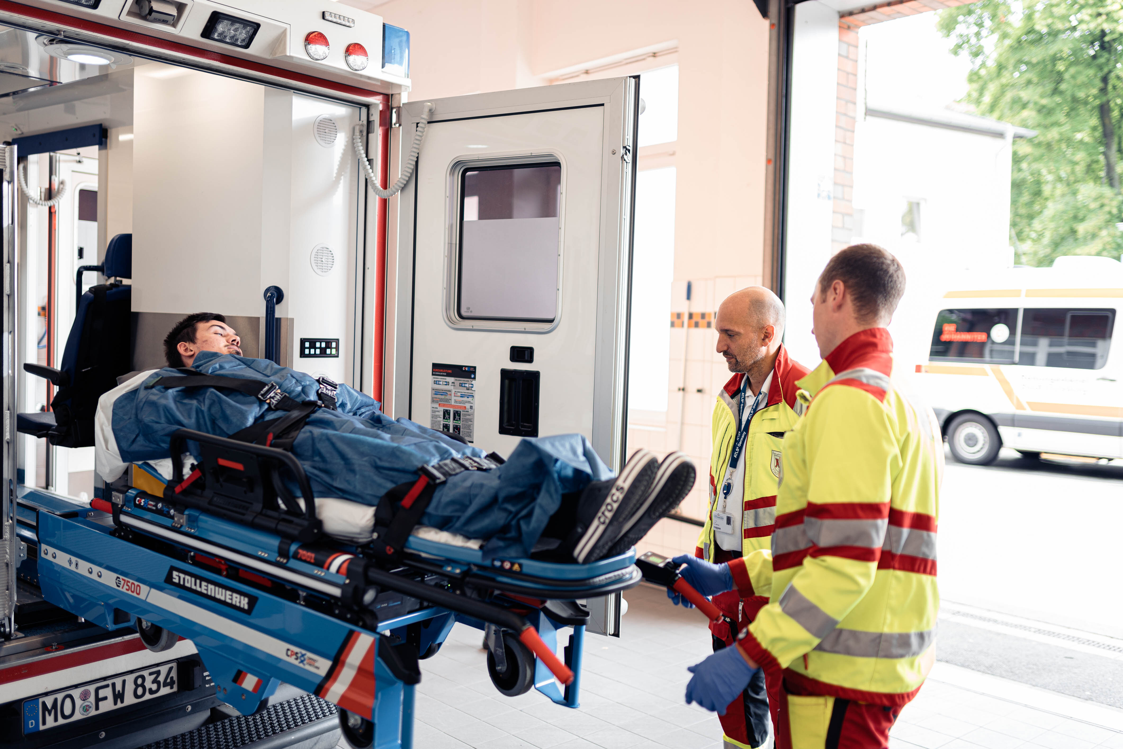 Auf dem Bild ist ein Rettungswagen zu sehen, der vor unserer Zentralen Notaufnahme steht. Ein Notfallsanitäter ist gerade ausgestiegen und bereitet sich auf das Ausladen des Patienten vor. 
