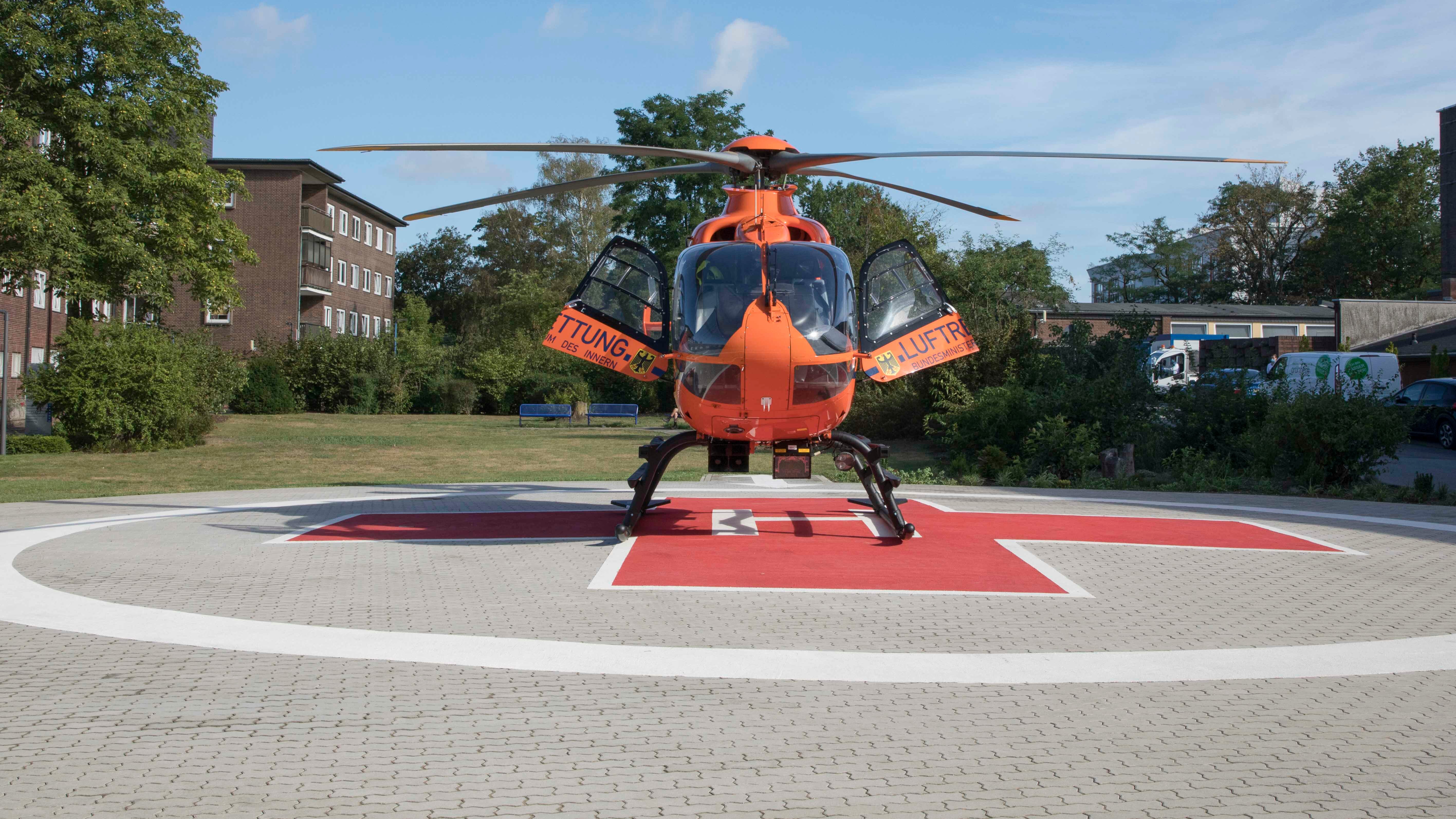Ein Foto eines Helikopters, der mit offenen Türen auf unserem Helikopter-Landesplatz steht. 